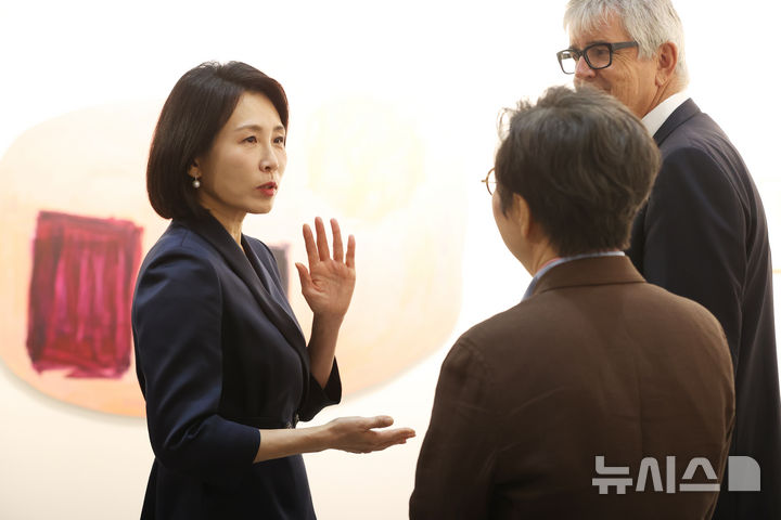 [서울=뉴시스] 황준선 기자 = 이재명 대통령의 부인 김혜경 여사가 3일 서울 강남구 코엑스에서 열린 '프리즈 서울 2025' VIP 프리뷰 데이를 찾아 작품들을 관람하며 갤러리 관계자들과 대화하고 있다. (공동취재) 2025.09.03. photo@newsis.com