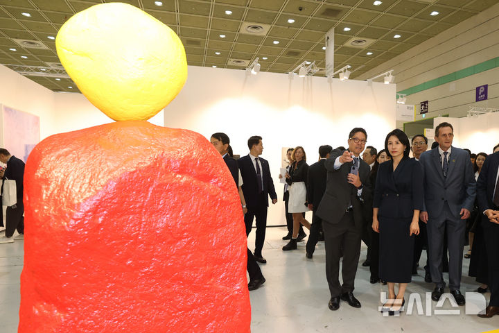 [서울=뉴시스] 황준선 기자 = 이재명 대통령의 부인 김혜경 여사가 3일 서울 강남구 코엑스에서 열린 '프리즈 서울 2025' VIP 프리뷰 데이를 찾아 작품들을 관람하고 있다. (공동취재) 2025.09.03. photo@newsis.com