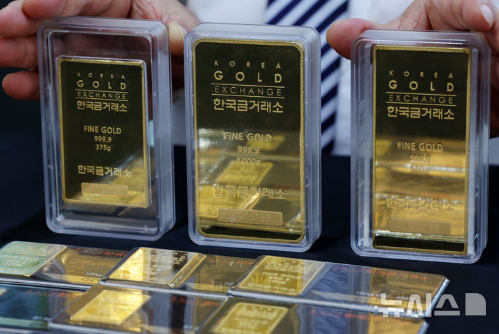 [서울=뉴시스] 조성우 기자 = 금 가격이 연일 강세를 보이는 가운데 3일 서울 종로구 한국금거래소에서 직원이 골드바를 내보이고 있다. 2025.09.03. xconfind@newsis.com