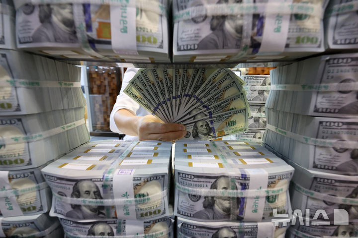 [서울=뉴시스] 배훈식 기자 = 사진은 지난달 3일 오후 서울 중구 하나은행 위변조대응센터에서 보유중인 달러를 정리하고 있는 모습. 2025.09.03. dahora83@newsis.com