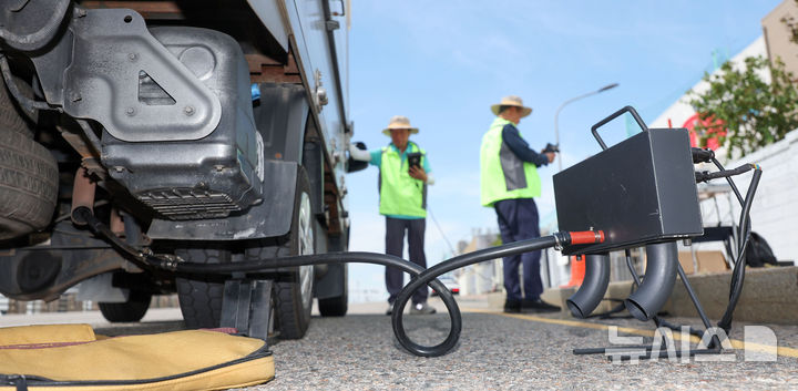 [서울=뉴시스] 노후 경유차 배출가스 점검. (사진=뉴시스 DB). photo@newsis.com