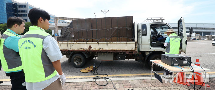 [서울=뉴시스] 노후 경유차 배출가스 점검. (사진=뉴시스 DB). photo@newsis.com