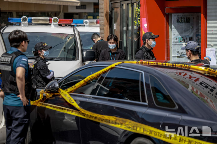[서울=뉴시스] 정병혁 기자 = 3일 서울 관악구 조원동 칼부림 사건 현장에서 과학수사대가 현장조사를 하고 있다.서울 관악구 조원동 에서 칼부림이 발생해 40대 남성 2명 등 총 4명이 중상을 입는 사고가 발생했다. 경찰에 따르면 30대 남성 1명, 40대 남성 2명, 여성 1명이 부상을 입고 병원으로 후송됐다. 이 중 40대 남성 2명은 심정지 상태로 병원에 옮겨졌으나 사망 여부는 아직 확인되지 않았다. 2025.09.03. jhope@newsis.com