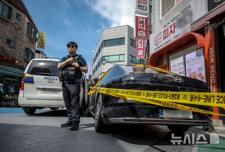 [서울=뉴시스] 정병혁 기자 = 3일 서울 관악구 조원동 칼부림 사건 현장에서 과학수사대가 현장조사를 하고 있다.&nbsp; 서울 관악구 조원동 에서 칼부림이 발생해 40대 남성 2명 등 총 4명이 중상을 입는 사건이 발생했다. 이로 인해 3명이 사망했다. 2025.09.03. jhope@newsis.com