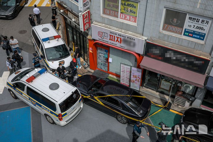 [서울=뉴시스] 정병혁 기자 = 3일 서울 관악구 조원동 칼부림 사건 현장에서 과학수사대가 현장조사를 하고 있다.서울 관악구 조원동 에서 칼부림이 발생해 40대 남성 2명 등 총 4명이 중상을 입는 사고가 발생했다. 경찰에 따르면 30대 남성 1명, 40대 남성 2명, 여성 1명이 부상을 입고 병원으로 후송됐다. 이 중 40대 남성 2명은 심정지 상태로 병원에 옮겨졌으나 사망 여부는 아직 확인되지 않았다. 2025.09.03. jhope@newsis.com