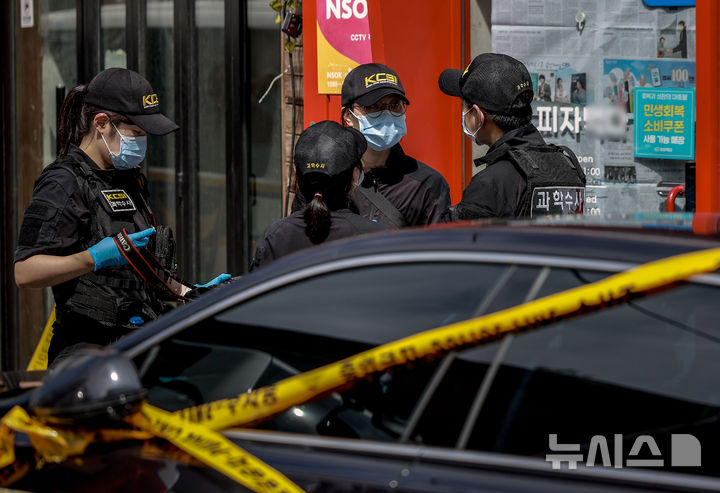 [서울=뉴시스] 정병혁 기자 = 3일 서울 관악구 조원동  칼부림 사건 현장에서 과학수사대가 현장조사를 하고 있다.서울 관악구 조원동 에서 칼부림이 발생해 40대 남성 2명 등 총 4명이 중상을 입는 사고가 발생했다. 경찰에 따르면 30대 남성 1명, 40대 남성 2명, 여성 1명이 부상을 입고 병원으로 후송됐다. 이 중 40대 남성 2명은 심정지 상태로 병원에 옮겨졌으나 사망 여부는 아직 확인되지 않았다. 2025.09.03. jhope@newsis.com