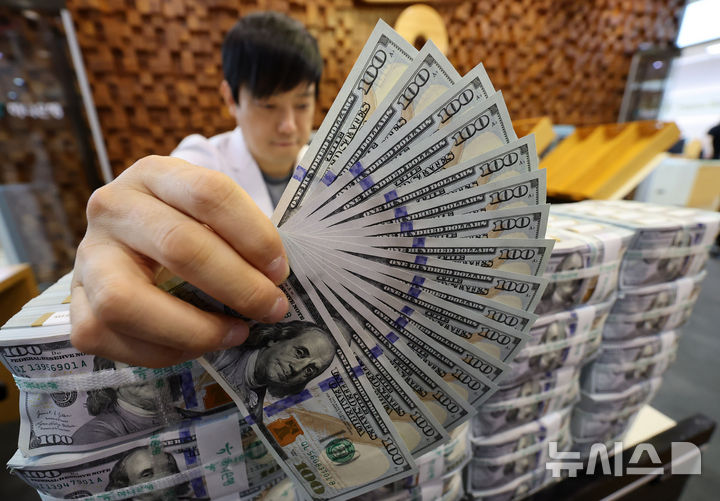 [서울=뉴시스] 배훈식 기자 = 한국은행이 3일 발표한 '2025년 8월 말 외환보유액'은 4162억9000만 달러로 지난달 말 대비 49억5000만 달러 증가하며 3개월 째 상승했다. 3일 오후 서울 중구 하나은행 위변조대응센터에서 보유중인 달러를 정리하고 있다. 2025.09.03. dahora83@newsis.com