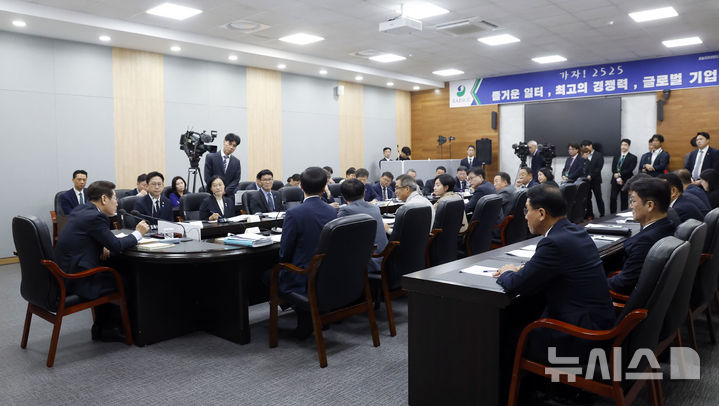 [안산=뉴시스] 최동준 기자 = 이재명 대통령이 3일 경기 안산시 새솔다이아몬드공업에서 열린 K-제조업 기업현장 간담회에서 발언하고 있다. 2025.09.03. photocdj@newsis.com