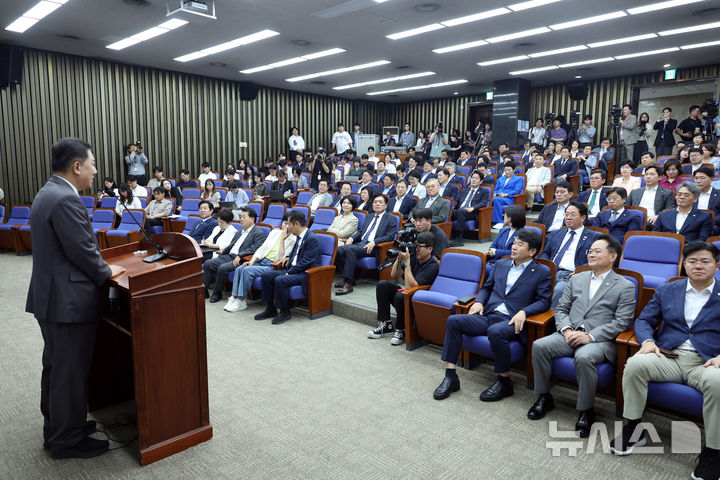 [서울=뉴시스] 고승민 기자 = 김병기 더불어민주당 원내대표가 3일 서울 여의도 국회에서 열린 정책의원총회에서 발언하고 있다. 2025.09.03. kkssmm99@newsis.com