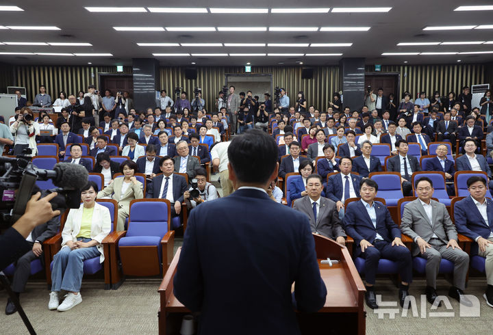 [서울=뉴시스] 고승민 기자 = 정청래 더불어민주당 대표가 3일 서울 여의도 국회에서 열린 정책의원총회에서 발언하고 있다. 2025.09.03. kkssmm99@newsis.com