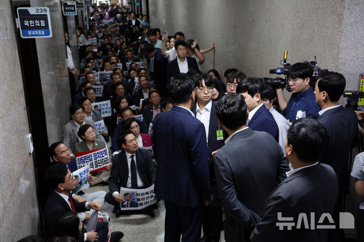 [서울=뉴시스] 김명년 기자 = 유상범 국민의힘 원내운영수석부대표가 3일 서울 여의도 국회 국민의힘 원내대표실 앞에서 압수수색을 위해 찾아온 내란 특검팀을 막아서고 있다. 2025.09.03. kmn@newsis.com