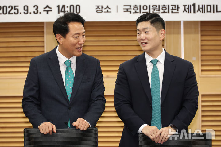[서울=뉴시스] 김금보 기자 = 오세훈 서울시장과 김재섭 국민의힘 의원이 3일 오후 서울 여의도 국회 의원회관에서 열린 '한강, 서울의 미래 : 「내일이 더 기대되는 서울」 토론회'에서 대화를 하고 있다. 2025.09.03. kgb@newsis.com