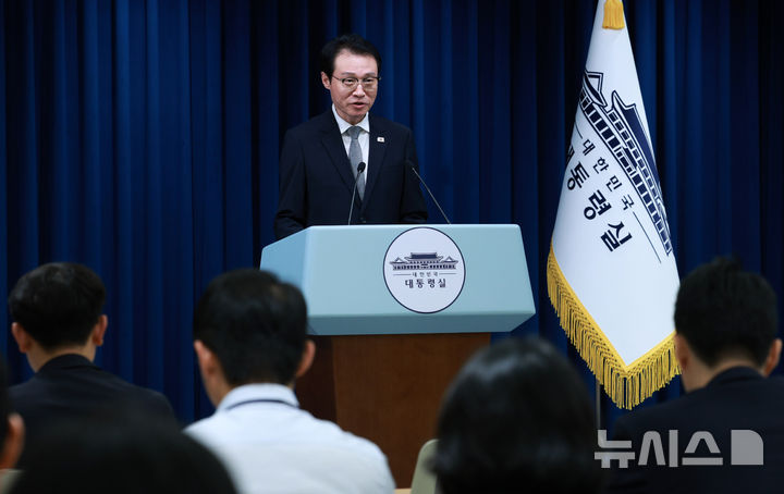 [서울=뉴시스] 고범준 기자 = 이규연 홍보소통수석이 3일 서울 용산 대통령실 청사에서 이재명 정부 출범 100일 기자회견 관련 브리핑을 하고 있다. 2025.09.03. bjko@newsis.com