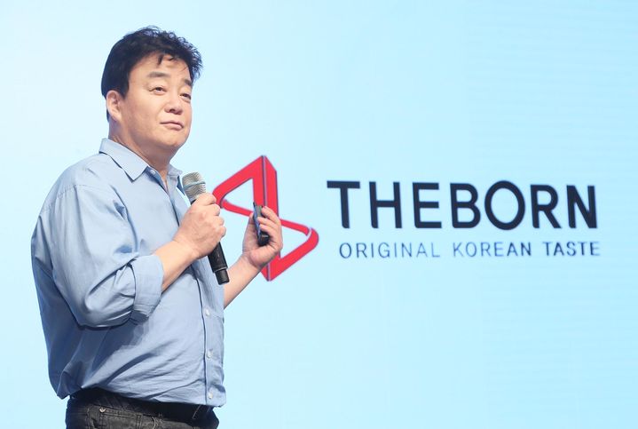 [서울=뉴시스] 백종원 더본코리아 대표가 3일 서울 중구 장충동에서 열린 더본코리아 TBK(The Born Korea) 글로벌 B2B 소스 론칭 기자간담회에서 발표하고 있다.TBK 소스는 '맛의 시작, 더본'이라는 슬로건 아래 한국의 진정성 있는 일상의 맛을 담아 전 세계인과 맛있는 경험을 나눈다는 콘셉트로 기획한 제품이다. 양념치킨소스·매콤볶음소스·간장볶음소스·된장찌개소스·김치양념분말·떡볶이소스·장아찌간장소스 등 7종을 우선적으로 출시하며, 연말까지 쌈장소스·매콤찌개소스·LA갈비소스·짜장소스 등 4종을 추가해 총 11종으로 라인업을 확대한다. (사진=더본코리아 제공) 2025.09.03. photo@newsis.com *재판매 및 DB 금지