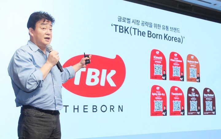 [서울=뉴시스] 백종원 더본코리아 대표가 3일 서울 중구 장충동에서 열린 더본코리아 TBK(The Born Korea) 글로벌 B2B 소스 론칭 기자간담회에서 발표하고 있다. TBK 소스는 '맛의 시작, 더본'이라는 슬로건 아래 한국의 진정성 있는 일상의 맛을 담아 전 세계인과 맛있는 경험을 나눈다는 콘셉트로 기획한 제품이다. 양념치킨소스·매콤볶음소스·간장볶음소스·된장찌개소스·김치양념분말·떡볶이소스·장아찌간장소스 등 7종을 우선적으로 출시하며, 연말까지 쌈장소스·매콤찌개소스·LA갈비소스·짜장소스 등 4종을 추가해 총 11종으로 라인업을 확대한다. (사진=더본코리아 제공) 2025.09.03. photo@newsis.com *재판매 및 DB 금지