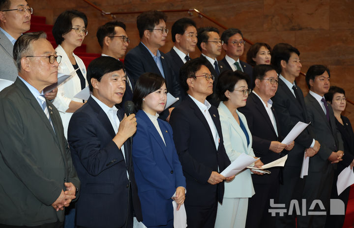 [서울=뉴시스] 고승민 기자 = 더불어민주당 초선 의원들이 지난 3일 서울 여의도 국회 로텐더홀에서 나경원 국민의힘 의원의 "초선은 가만히 앉아 있어! 아무것도 모르면서 앉아 있어!" 발언 규탄 긴급 기자회견을 하고 있다. 2025.09.03. kkssmm99@newsis.com