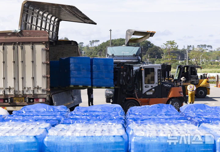 [강릉=뉴시스] 김근수 기자 = 극심한 가뭄이 이어지는 3일 강원 강릉 올림픽파크 아레나 주차장에 전국 각지에서 보낸 생수가 쌓여있다. 2025.09.03. ks@newsis.com