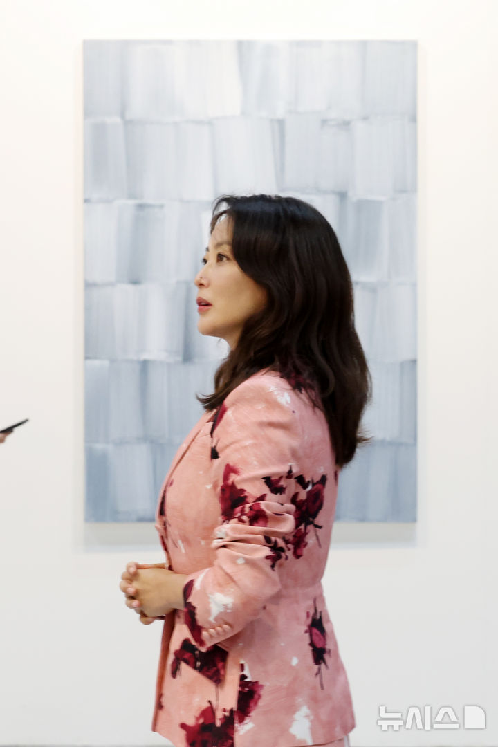 [서울=뉴시스] 박진희 기자 = 배우 김희선이 3일 서울 강남구 코엑스에서 열린 '키아프 서울(Kiaf SEOUL)' 전시장을 돌아보고 있다. 2025.09.03. pak7130@newsis.com