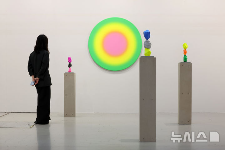 [서울=뉴시스] 박진희 기자 = '키아프 서울(Kiaf SEOUL)' 아트페어가 개막한 3일 서울 강남구 코엑스 국제갤러리 전시장을 찾은 관람객이 우고 론디노네의 작품을 감상하고 있다. 2025.09.03. pak7130@newsis.com