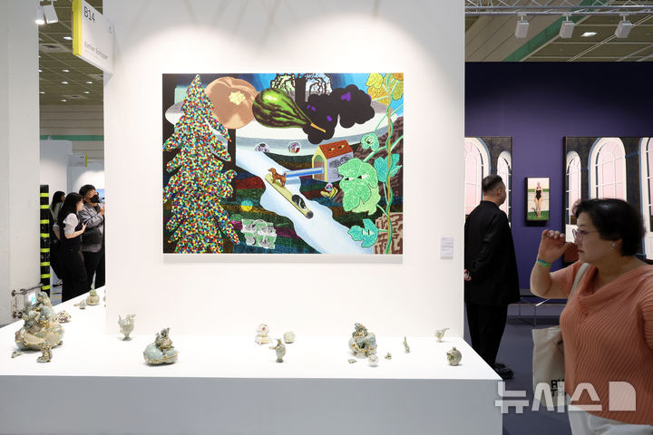 [서울=뉴시스] 박진희 기자 = '프리즈 서울(FRIEZE SEOUL)' 아트페어가 개막한 3일 서울 강남구 코엑스 에스더쉬퍼 전시장을 찾은 관람객이 작품을 감상하고 있다. 2025.09.03. pak7130@newsis.com