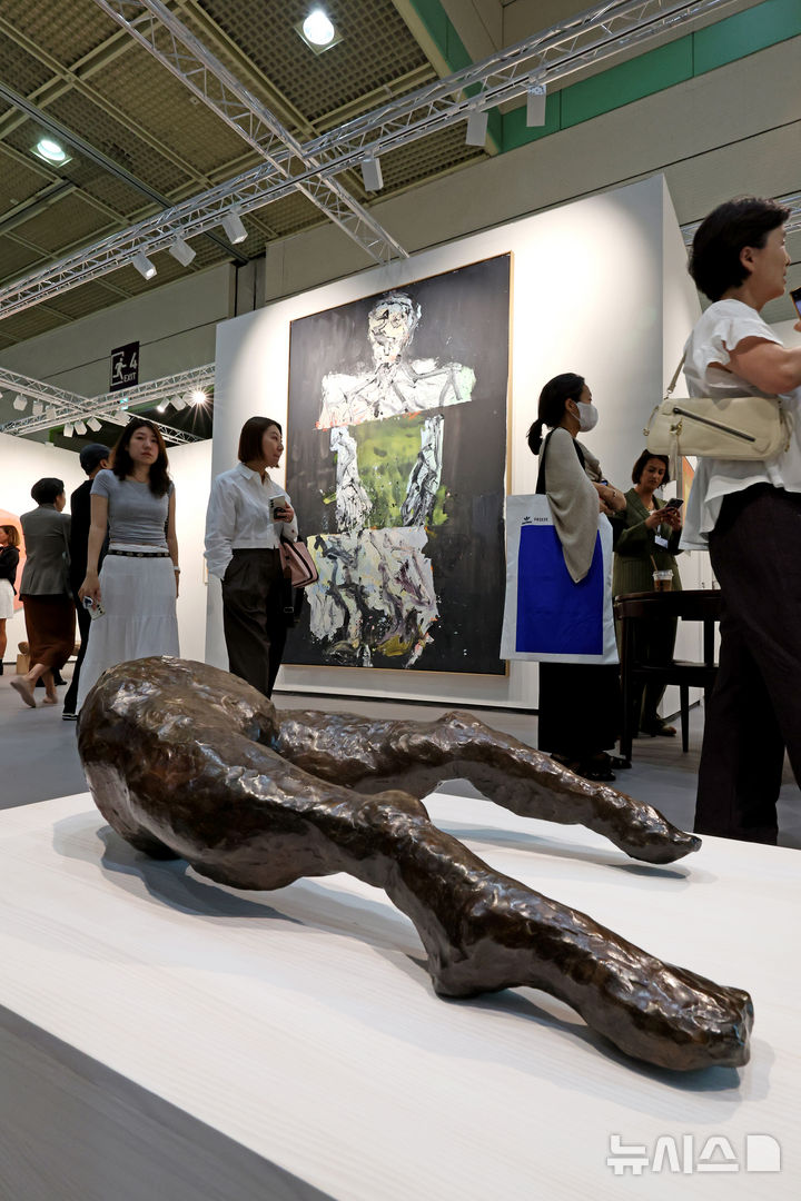 [서울=뉴시스] 박진희 기자 = '프리즈 서울(FRIEZE SEOUL)' 아트페어가 개막한 3일 서울 강남구 코엑스 화이트 큐브 전시장을 찾은 관람객들이 트레이시 에민(아래)의 작품 등 감상하고 있다. 2025.09.03. pak7130@newsis.com