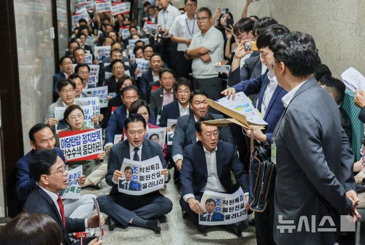 [서울=뉴시스] 김명년 기자 = 조은석 특별검사팀 직원들이 3일 서울 여의도 국회 국민의힘 원내대표실 앞에서 압수수색영장을 꺼내고 있다. 국민의힘 장동혁 대표, 송언석 원내대표 등 의원들이 의원총회 농성을 하고 있다. 2025.09.03. kmn@newsis.com