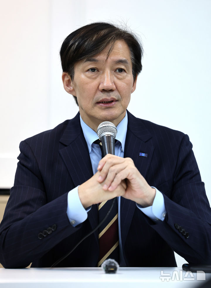 [대구=뉴시스] 이무열 기자 = 조국 조국혁신당 혁신정책연구원장이 3일 대구 수성구 사회적협동조합 지식과 세상에서 열린 지역 인사 간담회에 앞서 취재진 질문에 답하고 있다. 2025.09.03. lmy@newsis.com