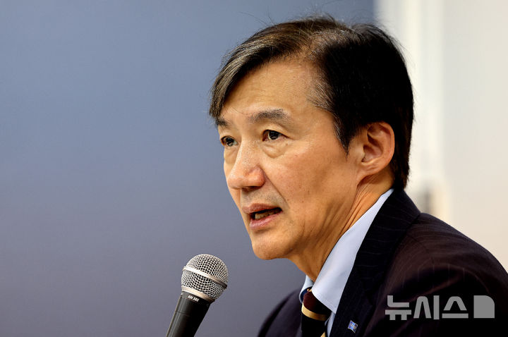 [대구=뉴시스] 이무열 기자 = 조국 조국혁신당 혁신정책연구원장이 3일 대구 수성구 사회적협동조합 지식과 세상에서 열린 지역 인사 간담회에 앞서 취재진 질문에 답하고 있다. 2025.09.03. lmy@newsis.com