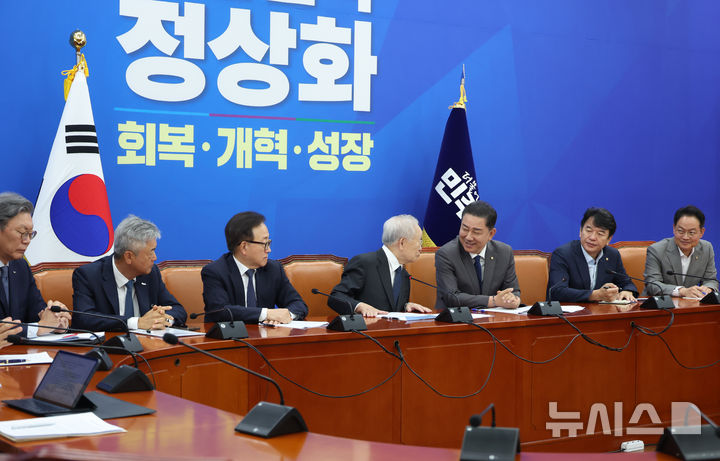 [서울=뉴시스] 고승민 기자 = 김병기 더불어민주당 원내대표가 3일 서울 여의도 국회에서 열린 경제6단체 면담에서 손경식 경총 회장과 대화하고 있다. 2025.09.03. kkssmm99@newsis.com