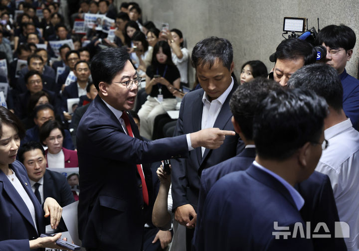 [서울=뉴시스] 김명년 기자 = 송언석 국민의힘 원내대표가 3일 서울 여의도 국회 원내대표실 앞에서 조은석 내란특검팀의 압수수색에 동행하며 이를 촬영한 국회 사무처 관계자에게 항의하고 있다. 2025.09.03. kmn@newsis.com