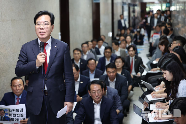 [서울=뉴시스] 김명년 기자 = 내란 특검이 국민의힘 원내대표실에 대한 압수수색을 시도한 3일 오후 서울 여의도 국회 국민의힘 원내대표실 앞에서 무기한 농성중인 송언석 원내대표가 입장을 밝히고 있다. 2025.09.03. kmn@newsis.com