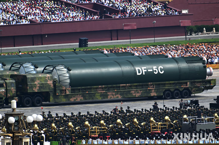 [베이징=신화/뉴시스] 9월 3일 중국 베이징에서 열린 전승절 80주년 기념 열병식에 핵 탑재 미사일 둥펑(東風·DF)-5C가 공개됐다. 2025.12.22.
