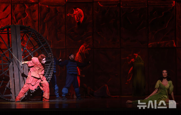 [서울=뉴시스] 이영환 기자 = 뮤지컬 노트르담 드 파리 콰지모도 역의 안젤로 델 베키오와 에스메랄다 역의 엘하이다 다니가 3일 오후 서울 종로구 세종문화회관 대극장에서 열린 프레스콜에서 주요 장면을 선보이고 있다.&nbsp; 내한 20주년 기념 뮤지컬 노트르담 드 파리는 3일부터 27일까지 세종문화회관 대극장에서 공연된다. 2025.09.03. 20hwan@newsis.com