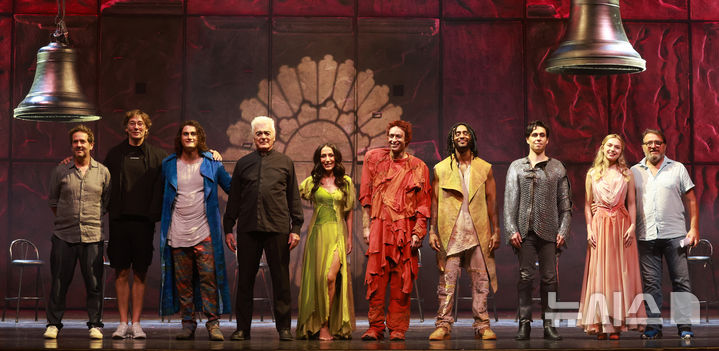 [서울=뉴시스] 이영환 기자 = 뮤지컬 노트르담 드 파리 프로듀서 니콜라스 타라(왼쪽부터), 안무가 마르티노 뮐러, 그랭구와르 역의 플로 칼리, 프롤로 역의 다니엘 라부아, 에스메랄다 역의 엘하이다 다니, 콰지모도 역의 안젤로 델 베키오, 클로팽 역의 제이, 페뷔스 역의 존 아이젠, 플뢰르 드 리스 역의 엠마 르핀, 예술감독 웨인 폭스가 3일 오후 서울 종로구 세종문화회관 대극장에서 열린 프레스콜에서 포즈를 취하고 있다.&nbsp; 내한 20주년 기념 뮤지컬 노트르담 드 파리는 3일부터 27일까지 세종문화회관 대극장에서 공연된다. 2025.09.03. 20hwan@newsis.com