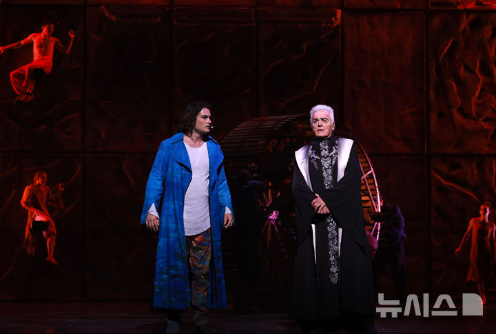 [서울=뉴시스] 이영환 기자 = 뮤지컬 노트르담 드 파리 그랭 구와르 역의 플로 칼리와 프롤로 역의 다니엘 라부아가 3일 오후 서울 종로구 세종문화회관 대극장에서 열린 프레스콜에서 주요 장면을 선보이고 있다.&nbsp; 내한 20주년 기념 뮤지컬 노트르담 드 파리는 3일부터 27일까지 세종문화회관 대극장에서 공연된다. 2025.09.03. 20hwan@newsis.com