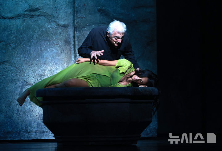 [서울=뉴시스] 이영환 기자 = 뮤지컬 노트르담 드 파리 프롤로 역의 다니엘 라부아가 3일 오후 서울 종로구 세종문화회관 대극장에서 열린 프레스콜에서 주요 장면을 선보이고 있다.&nbsp; 내한 20주년 기념 뮤지컬 노트르담 드 파리는 3일부터 27일까지 세종문화회관 대극장에서 공연된다. 2025.09.03. 20hwan@newsis.com