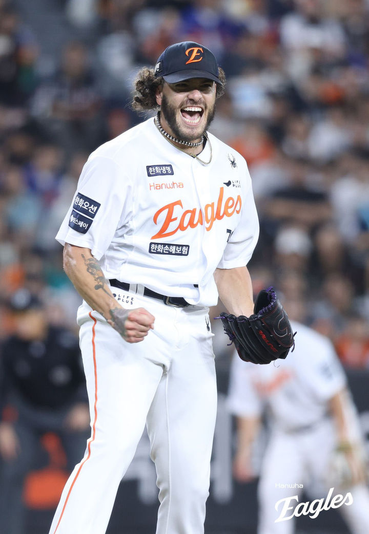 [서울=뉴시스] 홍효식 기자 = 3일 대전 중구 대전한화생명볼파크에서 열린 2025 KBO 리그 NC 다이노스와 한화 이글스의 경기, 5회초 한화 선발 투수 폰세가 올 시즌 226번째 탈삼진을 기록하며 환호하고 있다. (사진=한화 이글스 제공) 2025.09.03. photo@newsis.com *재판매 및 DB 금지