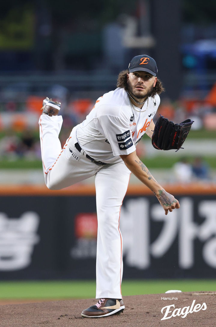 [서울=뉴시스] 홍효식 기자 = 3일 대전 중구 대전한화생명볼파크에서 열린 2025 KBO 리그 NC 다이노스와 한화 이글스의 경기, 한화 선발 투수 폰세가 역투하고 있다. 이날 폰세는 올 시즌 226번째 탈삼진을 기록했다. (사진=한화 이글스 제공) 2025.09.03. photo@newsis.com *재판매 및 DB 금지