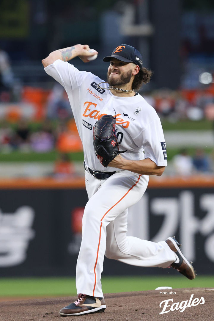 [서울=뉴시스] 홍효식 기자 = 3일 대전 중구 대전한화생명볼파크에서 열린 2025 KBO 리그 NC 다이노스와 한화 이글스의 경기, 한화 선발 투수 폰세가 역투하고 있다.이날 폰세는 올 시즌 226번째 탈삼진을 기록했다. (사진=한화 이글스 제공) 2025.09.03. photo@newsis.com *재판매 및 DB 금지