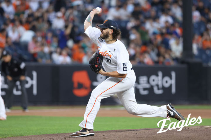 [서울=뉴시스] 홍효식 기자 = 3일 대전 중구 대전한화생명볼파크에서 열린 2025 KBO 리그 NC 다이노스와 한화 이글스의 경기, 한화 선발 투수 폰세가 역투하고 있다.이날 폰세는 올 시즌 226번째 탈삼진을 기록했다. (사진=한화 이글스 제공) 2025.09.03. photo@newsis.com *재판매 및 DB 금지