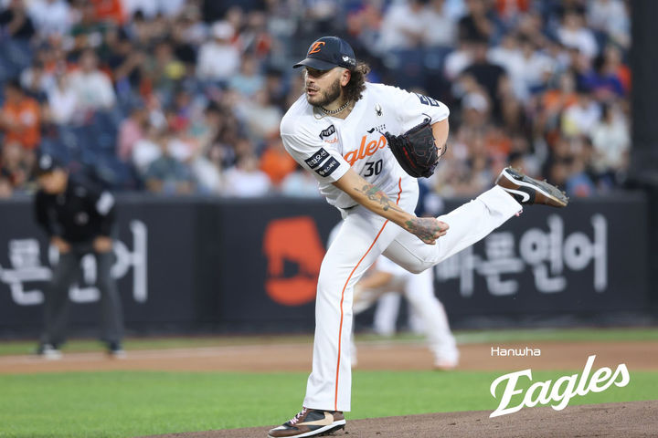 [서울=뉴시스] 홍효식 기자 = 3일 대전 중구 대전한화생명볼파크에서 열린 2025 KBO 리그 NC 다이노스와 한화 이글스의 경기, 한화 선발 투수 폰세가 역투하고 있다. 이날 폰세는 올 시즌 226번째 탈삼진을 기록했다. (사진=한화 이글스 제공) 2025.09.03. photo@newsis.com *재판매 및 DB 금지