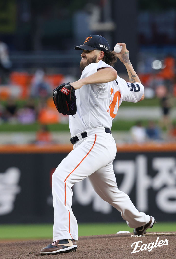 [서울=뉴시스] 홍효식 기자 = 3일 대전 중구 대전한화생명볼파크에서 열린 2025 KBO 리그 NC 다이노스와 한화 이글스의 경기, 한화 선발 투수 폰세가 역투하고 있다.이날 폰세는 올 시즌 226번째 탈삼진을 기록했다. (사진=한화 이글스 제공) 2025.09.03. photo@newsis.com *재판매 및 DB 금지