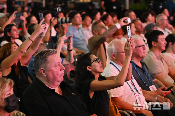 [광주=뉴시스] 이영주 기자 = 2025광주현대세계양궁선수권대회 개막을 이틀 앞둔 3일 오후 광주 동구 금남로에서 열린 광주세계양궁대회 성공기원 오프닝 쇼 '활의 나라'에 참석한 세계양궁연맹 관계자들이 공연을 관람하고 있다. 2025.09.03. leeyj2578@newsis.com