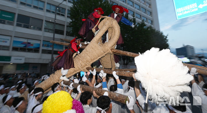 [광주=뉴시스] 이영주 기자 = 2025광주현대세계양궁선수권대회 개막을 이틀 앞둔 3일 오후 광주 동구 금남로에서 광주세계양궁대회 성공 기원 오프닝 쇼 '활의 나라' 사전 공연으로 국가무형유산 제33호인 '고싸움놀이'가 펼쳐지고 있다. 2025.09.03. leeyj2578@newsis.com