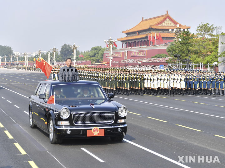 [베이징=신화/뉴시스] 시진핑 중국 국가주석이 3일 베이징에서 열린 '항일 및 반파시스트 전쟁 승리 80주년 기념 열병식'에서 부대를 사열하고 있다.2025.09.04.
