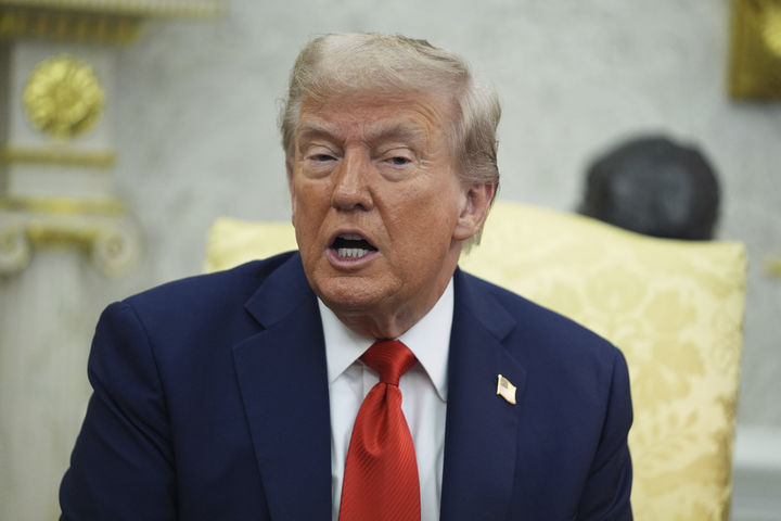 [워싱턴=AP/뉴시스]도널드 트럼프 미국 대통령이 3일 미국 워싱턴DC 백악관 집무실에서 카롤 나브로츠기 폴란드 대통령과 회담하고 있다. 그는 이 날 다음 번 연방군 파견 도시가 뉴올리언스라고 밝혔다. 2025.09.04.