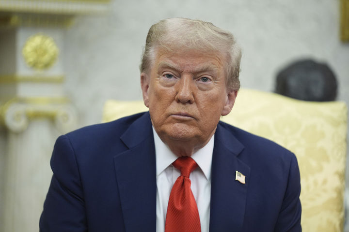 [워싱턴=AP/뉴시스] 도널드 트럼프 미국 대통령이 3일(현지 시간) 미국 워싱턴DC 백악관 집무실에서 카롤 나브로츠기 폴란드 대통령과 회담하고 있다. 트럼프 대통령은 관세 소송이 최종 패소하면 한국 등과 맺은 무역 합의가 무효화 될 수 있다고 언급했다. 2025.09.04.