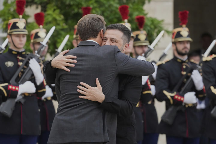 [파리=AP/뉴시스] 에마뉘엘 마크롱(왼쪽) 프랑스 대통령이 3일(현지 시간) 프랑스 파리 엘리제궁에서 볼로디미르 젤렌스키 우크라이나 대통령을 만나 포옹 인사를 나누고 있다. 2025.09.09.