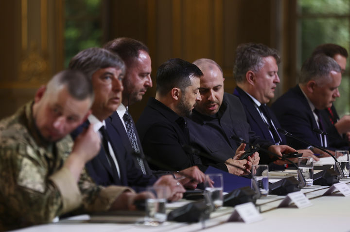 [파리=AP/뉴시스] 볼로디미르 젤렌스키 우크라이나 대통령이 3일(현지 시간) 프랑스 파리 엘리제궁에서 에마뉘엘 마크롱 프랑스 대통령과 회담하고 있다. 2025.09.04.