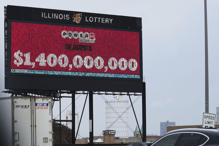 [시카고=AP/뉴시스] 3일(현지 시간) 미 일리노이주 시카고의 주간고속도로 I-90/94 인근 디지털 광고판에 파워볼 예상 당첨금액이 표시돼 있다. 3일 실시된 미 파워볼 로또 추첨에서 또다시 1등 당첨자가 나오지 않으면서 14억 달러(1조9499억원)이던 1등 당첨금 17억 달러(2조3681억원)으로 또다시 급증했다. 2025.09.04.